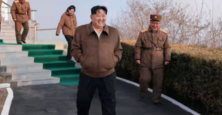 Gambar menunjukkan pemimpin Korea Utara Kim Jong Un menghadiri uji coba mesin berbahan bakar padat untuk jenis baru rudal hipersonik jarak menengah, di lokasi yang tidak diketahui di Korea Utara, 19 Maret 2024 /Reuters