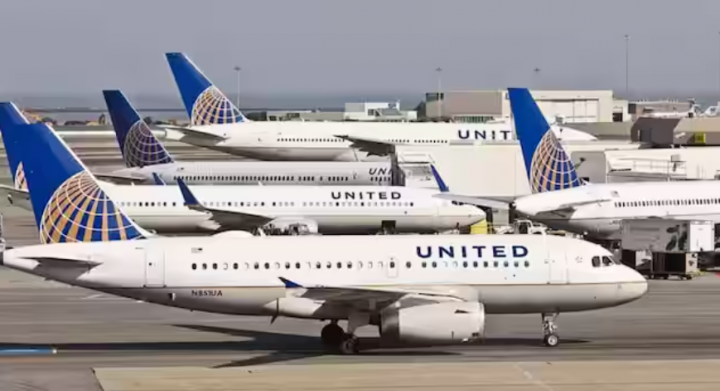 Berbagai pesawat United Airlines sedang parkir di bandara /net