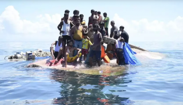 Puluhan Pengungsi Rohingya Diselamatkan SAR Indonesia Setelah Kapalnya Terbalik
