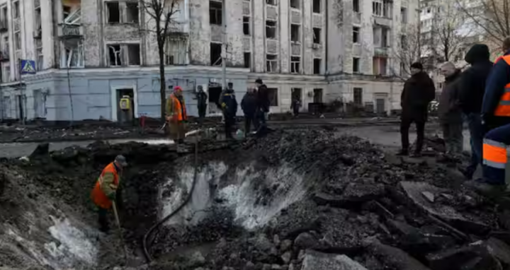Salah satu rudal menciptakan kawah di dekat sebuah bangunan tempat tinggal di Kyiv /AFP