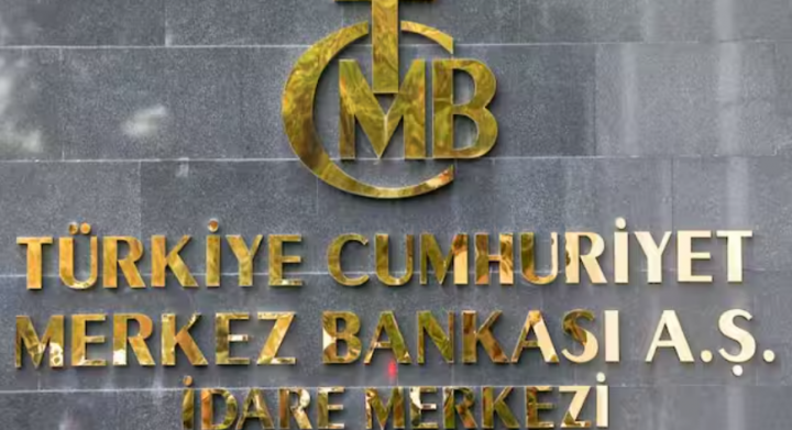 Logo Bank Sentral Turki digambarkan di pintu masuk kantor pusatnya di Ankara, Turki /Reuters