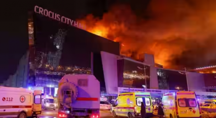 Ambulans dan kendaraan layanan darurat Rusia diparkir di luar tempat konser Balai Kota Crocus yang terbakar setelah insiden penembakan pada 22 Maret 2024 /Reuters