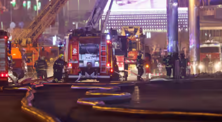 Petugas pemadam kebakaran bekerja di dekat tempat konser Balai Kota Crocus yang terbakar setelah insiden penembakan /Reuters