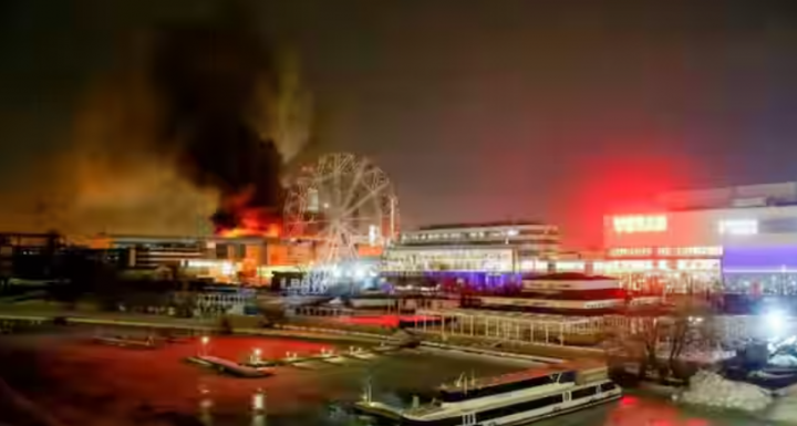 Api besar terlihat di atas Balai Kota Crocus di tepi barat Moskow, Rusia, pada 22 Maret 2024 /AP