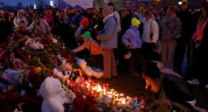 Dalam foto dari 23 Maret 2024 ini, orang-orang berkumpul di peringatan darurat untuk para korban serangan penembakan yang didirikan di luar tempat konser Balai Kota Crocus di Wilayah Moskow /Reuters