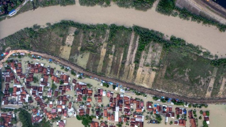Pj Gubernur Sebut 12 Ribu Warga Terpaksa Mengungsi Akibat Banjir Demak. 