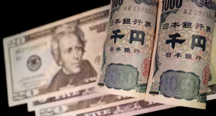 Uang kertas yen Jepang dan dolar AS terlihat pada gambar ilustrasi ini /Reuters