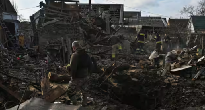 Tim penyelamat bekerja di lokasi bangunan tempat tinggal yang rusak selama serangan pesawat tak berawak Rusia, di tengah serangan Rusia ke Ukraina, di Zaporizhzhia, Ukraina 28 Maret 2024 /Reuters