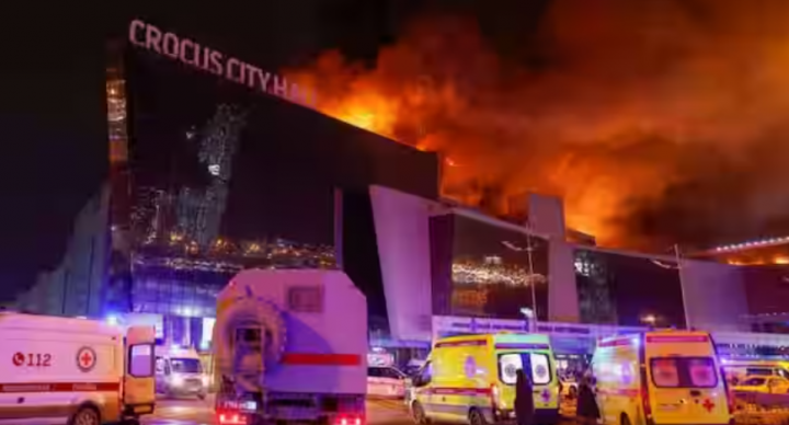 Kendaraan layanan darurat Rusia diparkir di dekat tempat konser Crocus City Hall yang terbakar setelah serangan yang dilaporkan, di luar Moskow, 22 Maret 2024 /Reuters