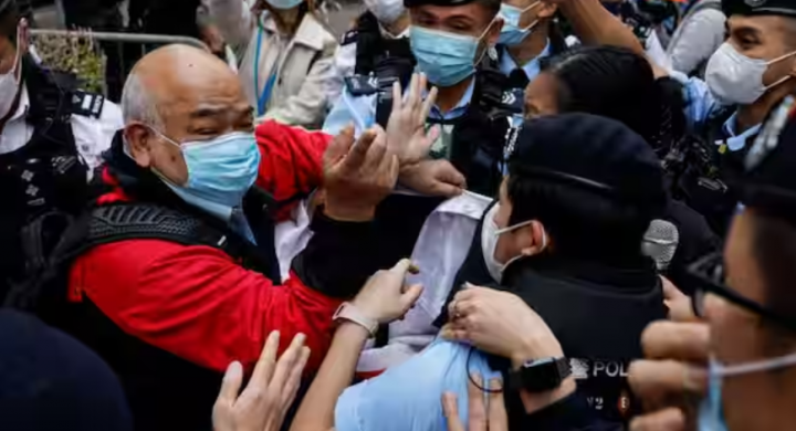 Seorang pendukung bentrok dengan polisi di gedung Pengadilan Magistrat Kowloon Barat selama sidang 47 aktivis pro-demokrasi yang dituduh melakukan konspirasi untuk melakukan subversi berdasarkan undang-undang keamanan nasional, di Hong Kong, China 6 Februari 2023 /Reuters