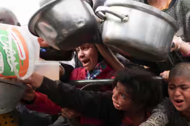 Anak-anak Palestina menunggu untuk menerima makanan yang dimasak oleh dapur amal di tengah kekurangan pasokan makanan dalam foto ini diambil pada 13 Februari 2024 /Reuters