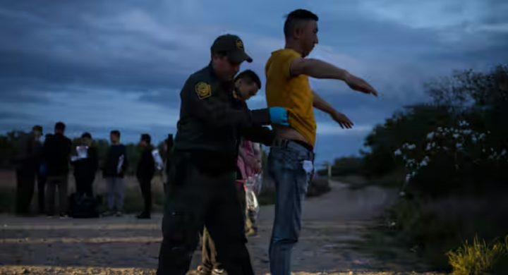 Seorang agen Patroli Perbatasan mencari seorang pria migran dari China saat dia menyerah setelah menyeberangi sungai Rio Grande ke Amerika Serikat dari Meksiko di Fronton, Texas, AS pada 10 April 2023 /Reuters
