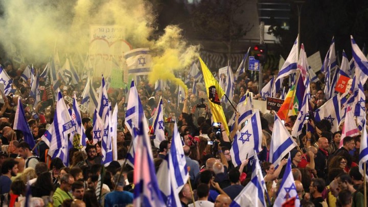 Puluhan Ribu Warga Guncang Tel Aviv, Desak Benjamin Netanyahu Mundur dari PM. (X/@NatalieAmiri)