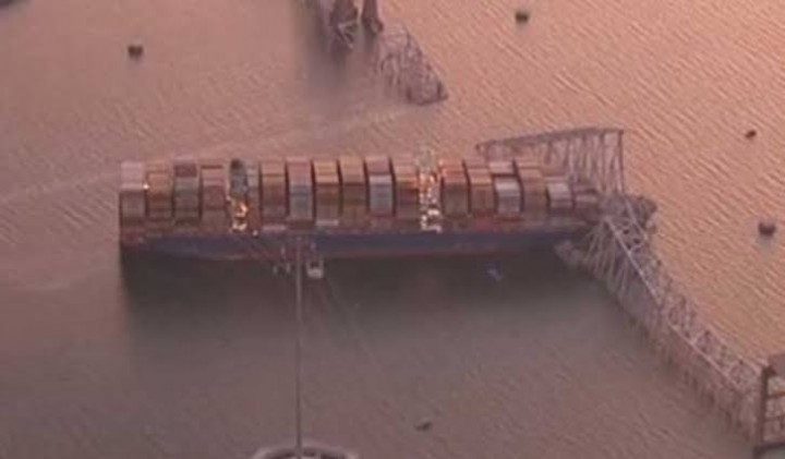 Kapal berbendera Singapura menabrak jembatan Baltimore