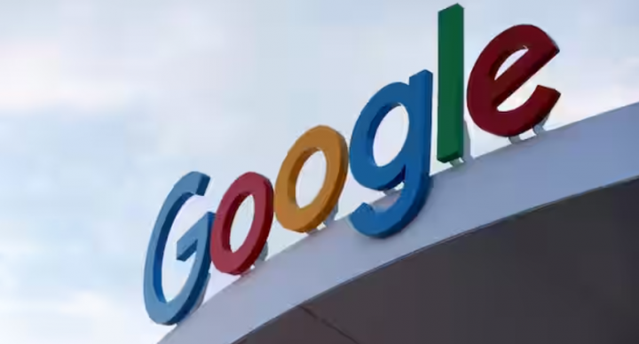Logo Google terlihat di rumah Google di CES 2024 /Reuters