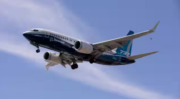 Sebuah pesawat Boeing 737 MAX mendarat setelah uji terbang di Boeing Field di Seattle /Reuters