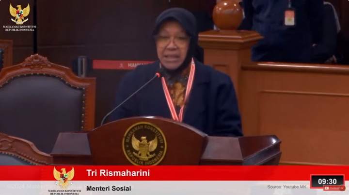Hakim MK Cecar Soal Peran Mensos Risma dalam Pembagian Bansos Jokowi. (Tangkapan Layar Channel Youtube @KPURI)