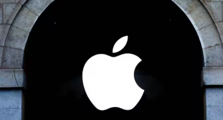  Logo Apple digambarkan di sebuah toko Apple di Paris, Perancis /Reuters