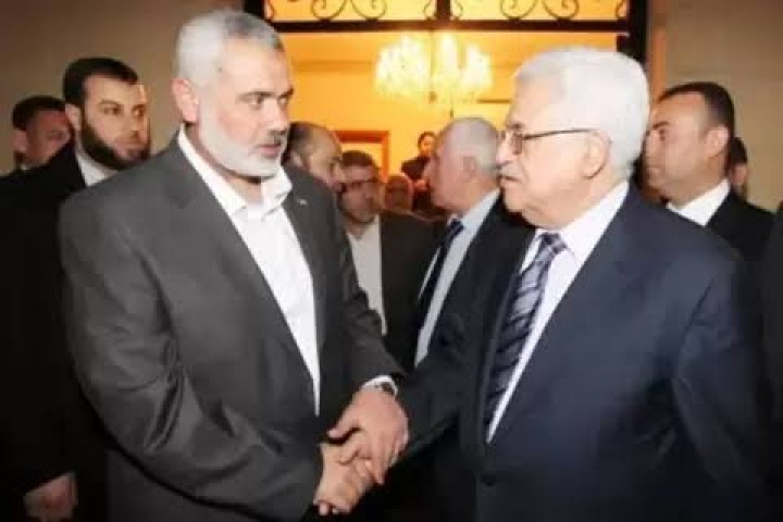 Pimpinan Hamas Ismail haniyeh bersama presiden Palestina Mahmoud Abbas (net)