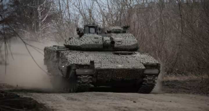 Sebuah kendaraan tempur infanteri CV-90 Ukraina dikemudikan di dekat kota garis depan Chasiv Yar di wilayah Donetsk, Ukraina 5 Maret 2024 /Reuters