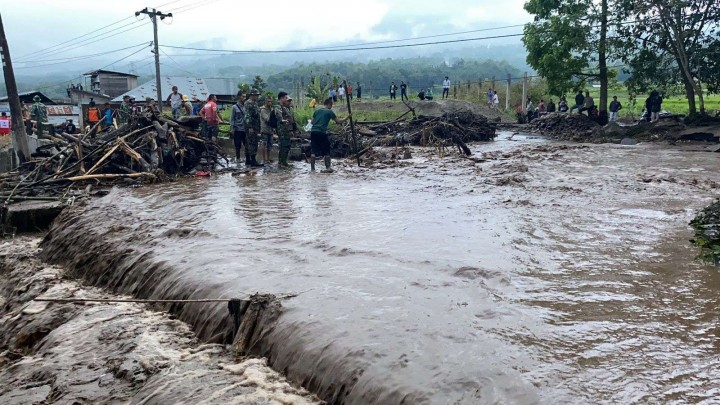 Banjir Lahar Dingin Gunung Marapi Sumbar Akibatkan Putusnya Jalan Bukittinggi-Padang Panjang. (RRI)