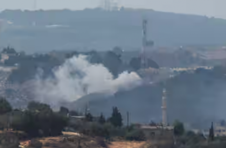 Asap mengepul dari desa Dhayra setelah penembakan Israel seperti yang digambarkan dari kota Marwahin di Lebanon, dekat perbatasan dengan Israel, Lebanon selatan, 11 Oktober 2023-gambar perwakilan /Reuters
