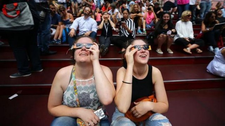 Gerhana Matahari Bikin 58 Ribu Kacamata Luder Terjual di Amerika Serikat. (BBC/Foto)