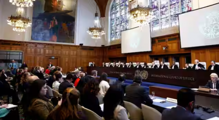 Hakim dan delegasi duduk di ruang sidang ketika Nikaragua akan meminta Mahkamah Internasional pada hari Senin untuk memerintahkan Berlin menghentikan ekspor senjata militer ke Israel dan membalikkan keputusannya untuk menghentikan pendanaan badan pengungsi Palestina PBB UNRWA, di Den Haag, Belanda, 