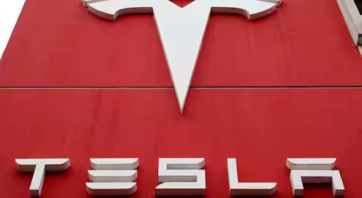 Logo produsen mobil Tesla /Reuters