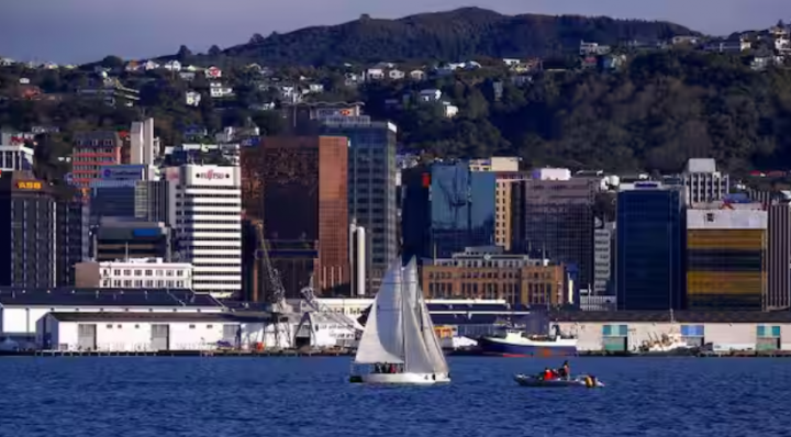 Sebuah kapal layar dapat dilihat di depan kawasan pusat bisnis (CBD) Wellington di Selandia Baru /Reuters