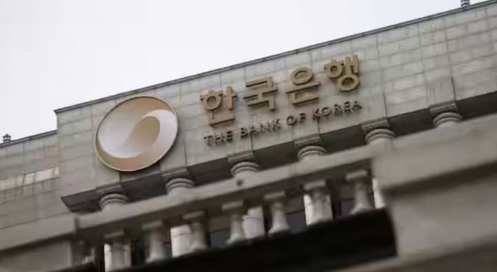 Logo Bank of Korea terlihat di atas gedungnya di Seoul, Korea Selatan /Reuters