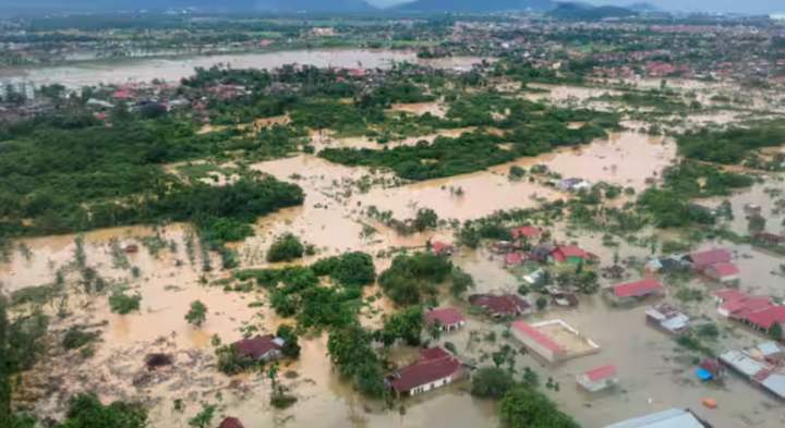 Banjir dan tanah longsor menewaskan sedikitnya 26 orang di pulau Sumatra Indonesia bulan lalu, dengan hujan lebat menghancurkan ratusan rumah, dan menggusur ribuan orang /Reuters