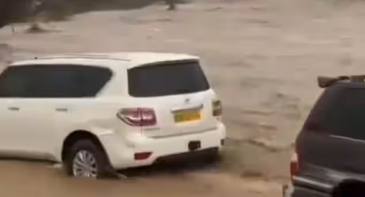 Gambar kendaraan yang hanyut karena banjir bandang di Oman /X