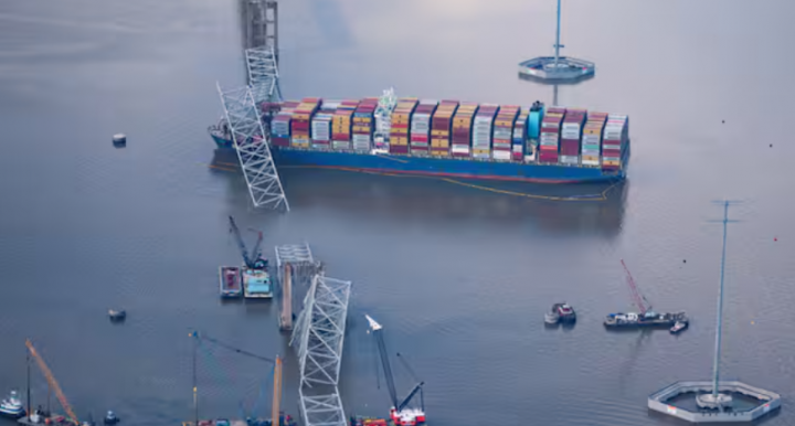 Pemandangan kapal kargo Dali yang menabrak Jembatan Francis Scott Key yang menyebabkannya runtuh di Baltimore, Maryland, AS, 4 April 2024 /Reuters