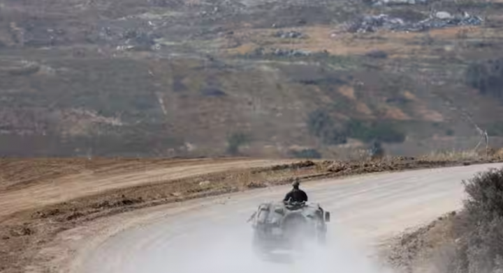 Sebuah manuver kendaraan militer Israel, di dekat perbatasan Israel-Gaza, di tengah konflik yang sedang berlangsung antara Israel dan kelompok Islam Palestina Hamas, di Israel, 15 April 2024 /Reuters