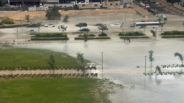 Timteng Dilanda Cuaca Buruk: Badai Petir Dubai-Hujan Es di Arab Saudi. (Tangkapan Layar/Lentera Today)