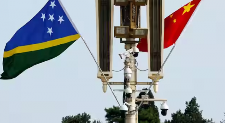 Bendera Kepulauan Solomon dan China berkibar di dekat Gerbang Tiananmen di Beijing /Reuters