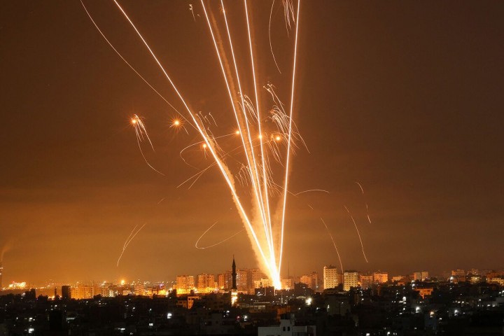 Potret Rudal dan Drone Iran yang menyerang ke kota Tel Aviv, Israel . (X/Foto)