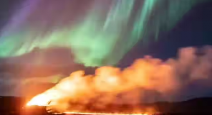 Letusan Gunung Berapi dan Cahaya Utara Menciptakan Visual yang Menakjubkan di Islandia