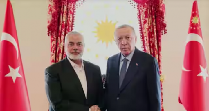 Presiden Turki Recep Tayyip Erdogan dan kepala Hamas Ismail Haniyeh /Reuters