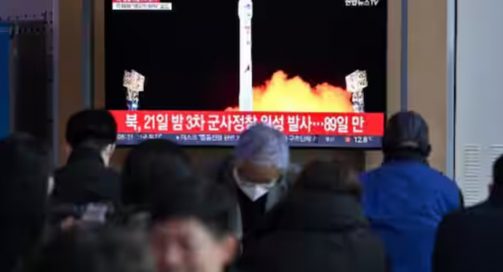Orang-orang menonton layar televisi yang menunjukkan siaran berita dengan gambar peluncuran roket pembawa satelit terbaru Korea Utara, di sebuah stasiun kereta api di Seoul pada 22 November 2023 /AFP