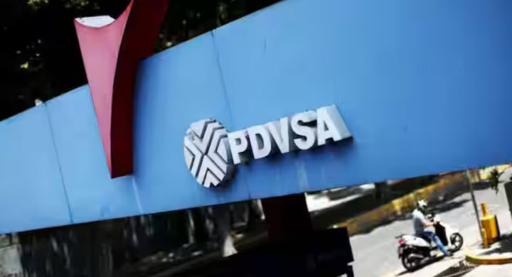 Logo perusahaan minyak negara PDVSA terlihat di sebuah pompa bensin di Caracas, Venezuela /Reuters