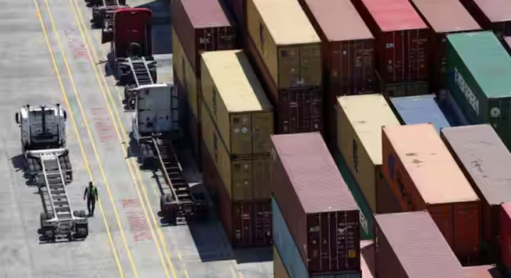 Pekerja menumpuk kontainer pengiriman kosong untuk penyimpanan di Mount Pleasant, Carolina Selatan /Reuters
