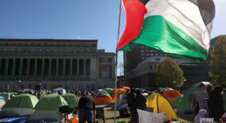 Mahasiswa memprotes perkemahan yang mendukung warga Palestina di kampus Universitas Columbia /Reuters