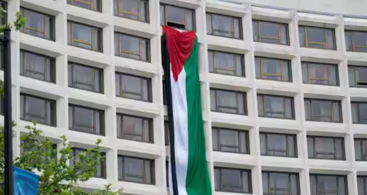 Para Pengunjuk Rasa Memasang Bendera Palestina Raksasa di Tempat Acara Gedung Putih Biden