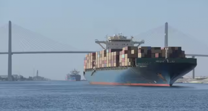 Sebuah kapal kontainer terlihat di dekat Jembatan Terusan Suez /Reuters