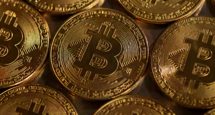 Gambar menunjukkan representasi cryptocurrency Bitcoin terlihat dalam ilustrasi ini, 10 Agustus 2022 /Reuters