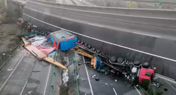 Jalan raya runtuh di Guangdong, China selatan /Reuters