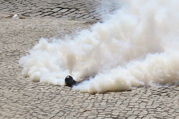 Demo Didepan Kampus UNM Berakhir Ricuh, Polisi Tembakkan Gas Air Mata. 