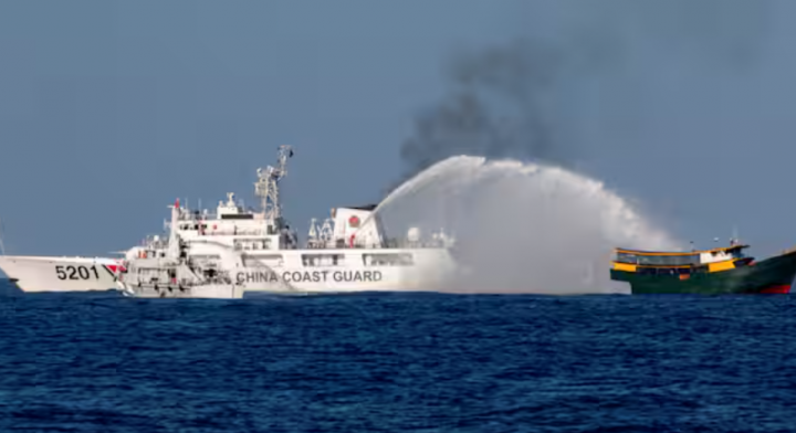 Kapal Pasukan Penjaga Pantai Tiongkok menembakkan meriam air ke arah kapal pemasok Filipina /Reuters